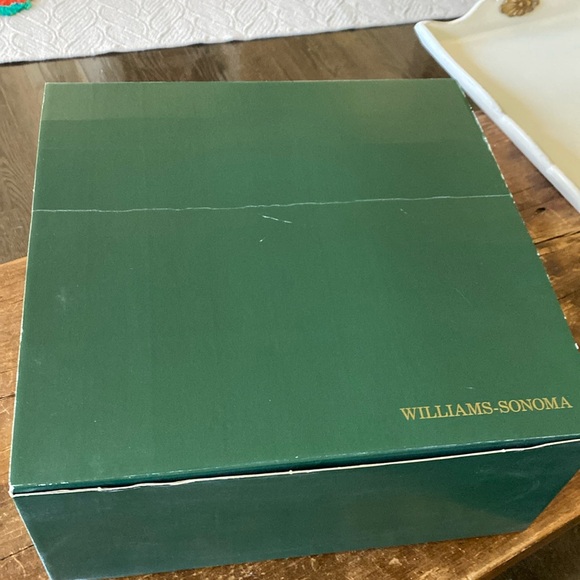 Nordic Ware Holiday Wreath Bundt Cake Pan in Williams Sonoma Gift Box - Picture 10 of 10